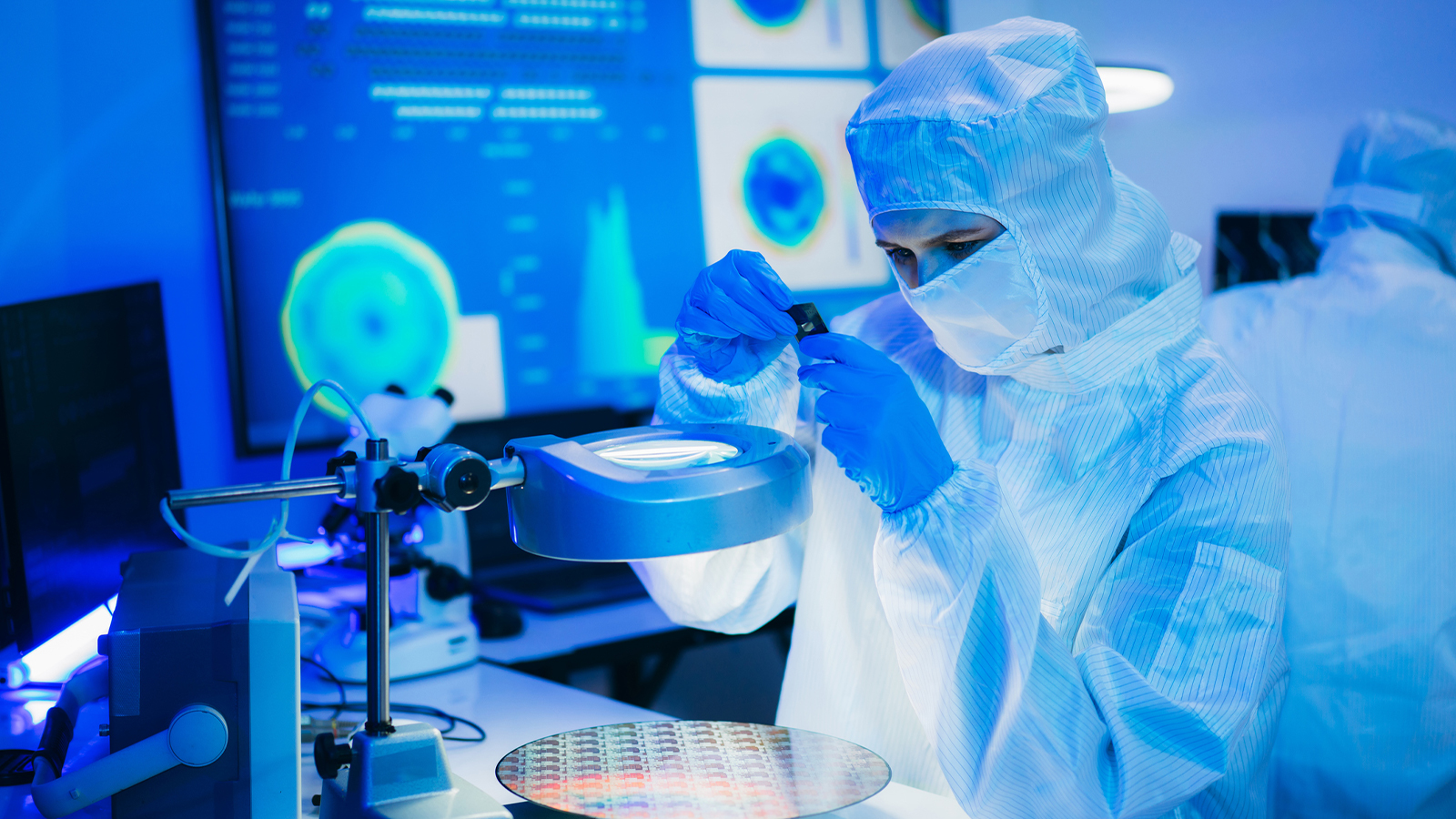 Lab technician in laboratory 